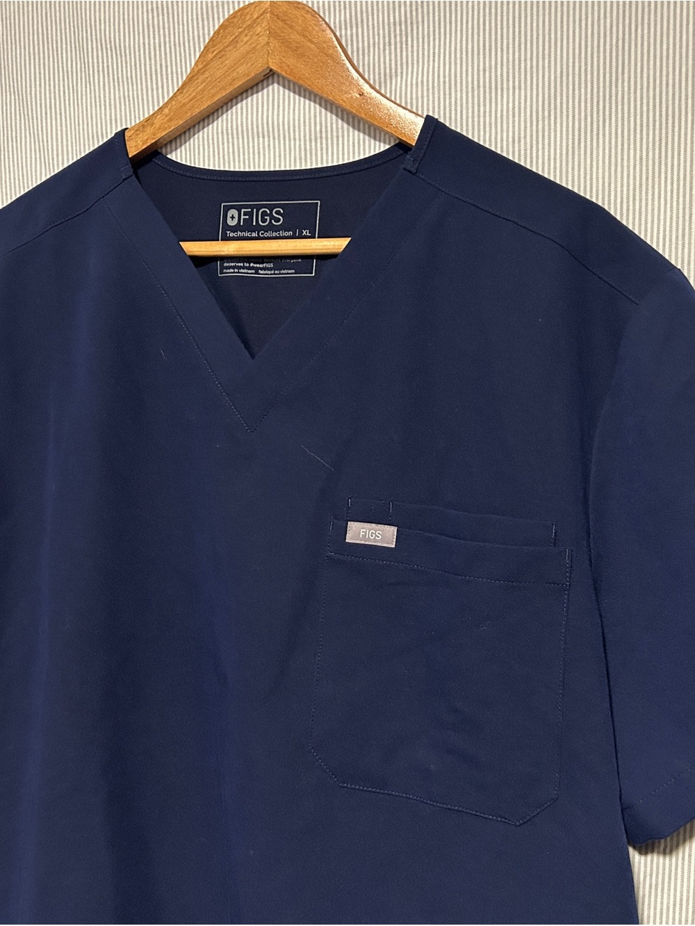 Figs Technical Collection Men’s Leon 3 Pocket Scrub Top Navy XL